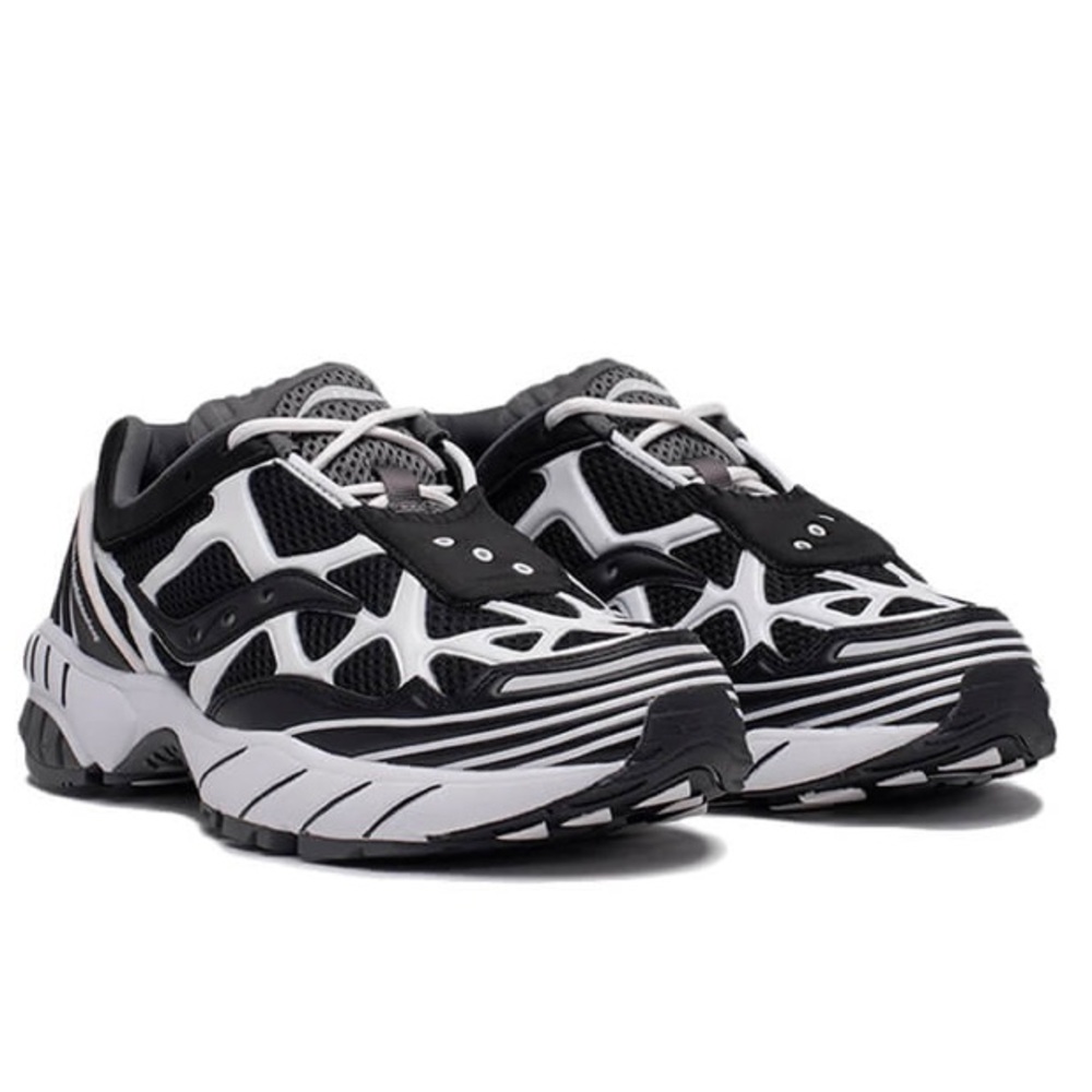 Saucony GRID ‘Web’
Black and white 
8.5 US women’s